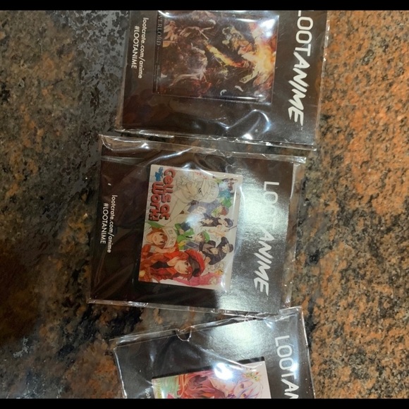 Amazing collection of pins and rare coin - Picture 5 of 11